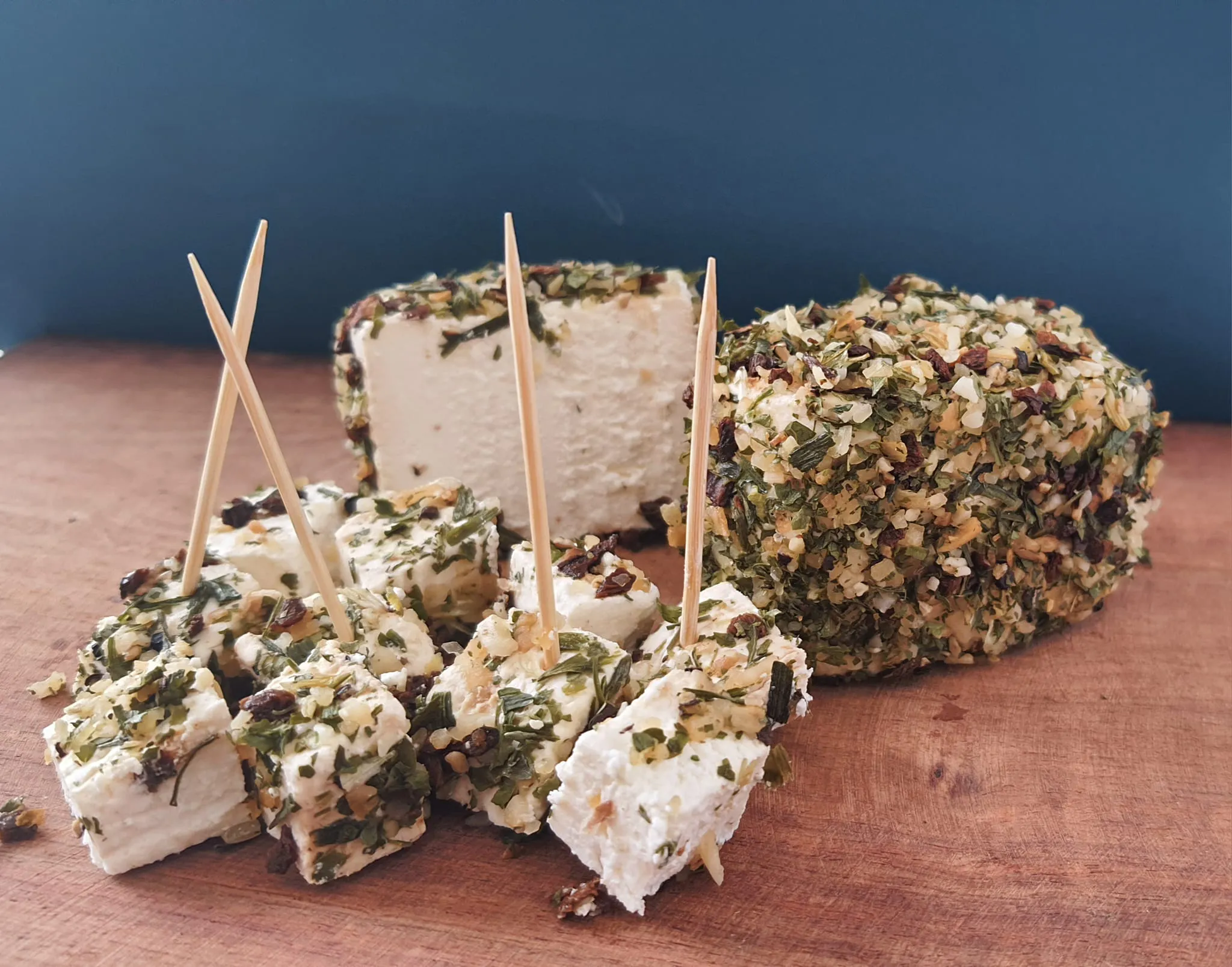 fromage-frais-enrobe-raclette-tomme-fromagerie-artisanale-vignoble-nantais-la-remaudiere-le-cellier-vallet-loire-atlantique fromage frais artisanal enrobage épice fait en Loire Atlantique par le Manège à fromages